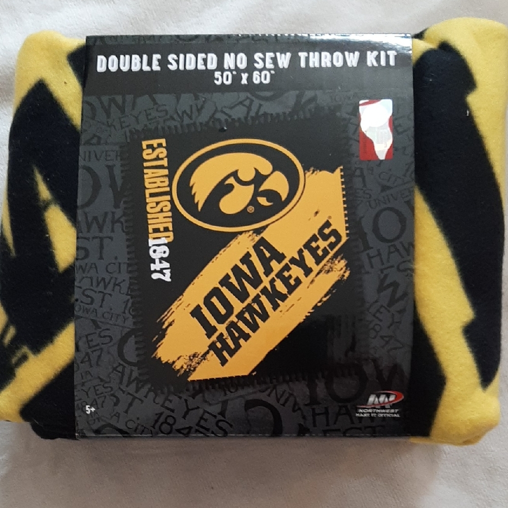 University of Iowa No-Sew Blanket Kit NWT 50"x60"